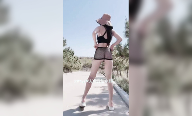 尤物反差婊，推特頂級美腿蜜臀小網紅-LC小狐狸 色女的膽子都是這么大嗎？公共場合如此暴露，大爺們的眼睛都翻直了小視頻集 (45)