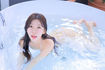 韓國嫩模【李素英leeesovely】9月最新兩部VIP作品！【洗眼神器】一眼 讓人如沐春風的超級清純美少女，戲水 清涼套裝，初戀女神 (1)