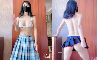 最新9月流出，特推新晉級，清純眼鏡福利姬【桃仔醬】VIP群福利，身材一流，白虎美鮑，情趣裸舞，掰穴挑逗