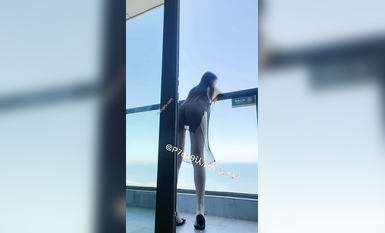 尤物反差婊，推特頂級美腿蜜臀小網紅-LC小狐狸 色女的膽子都是這么大嗎？公共場合如此暴露，大爺們的眼睛都翻直了小視頻集 (44)