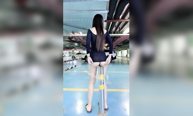 尤物反差婊，推特頂級美腿蜜臀小網紅-LC小狐狸 色女的膽子都是這么大嗎？公共場合如此暴露，大爺們的眼睛都翻直了小視頻集 (87)