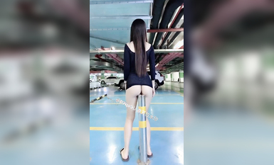 尤物反差婊，推特頂級美腿蜜臀小網紅-LC小狐狸 色女的膽子都是這么大嗎？公共場合如此暴露，大爺們的眼睛都翻直了小視頻集 (87)