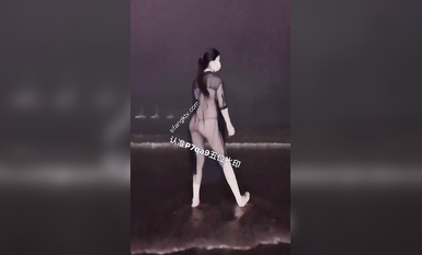 尤物反差婊，推特頂級美腿蜜臀小網紅-LC小狐狸 色女的膽子都是這么大嗎？公共場合如此暴露，大爺們的眼睛都翻直了小視頻集 (3)