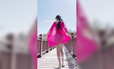 尤物反差婊，推特頂級美腿蜜臀小網紅-LC小狐狸 色女的膽子都是這么大嗎？公共場合如此暴露，大爺們的眼睛都翻直了小視頻集 (57)