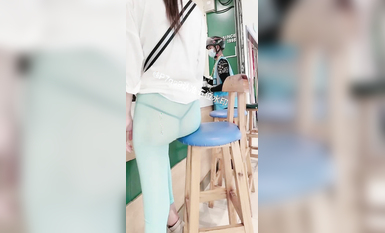 尤物反差婊，推特頂級美腿蜜臀小網紅-LC小狐狸 色女的膽子都是這么大嗎？公共場合如此暴露，大爺們的眼睛都翻直了小視頻集 (5)