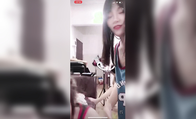 最新《瘋狂抖音》外篇之《抖音擦邊》眾女神直播中各種閃現走光刷邊 露毛露屁 凸點誘惑 (95)