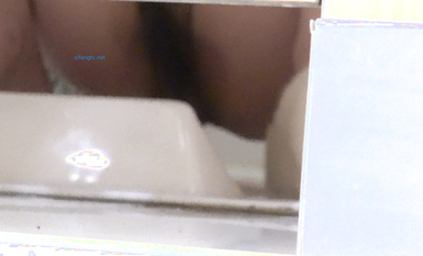 作死廁拍大神 商場美食層蹲守公共女衛連續偸拍多位小姐姐方便 (13)