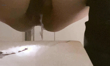 作死廁拍大神 商場美食層蹲守公共女衛連續偸拍多位小姐姐方便 (5)