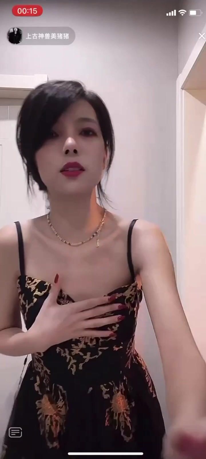 最新《瘋狂抖音》外篇之《抖音擦邊》眾女神直播中各種閃現走光刷邊 露毛露屁 凸點誘惑 (6)