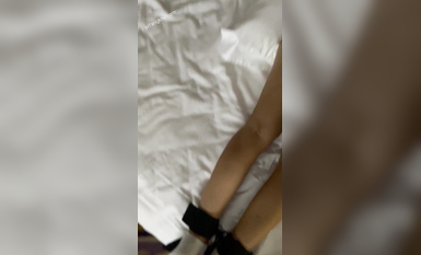 【調教性奴 重度性癮者】調教捆綁爆操母狗 玩道具把自己弄高潮 抓著腳蒙眼使勁操 騷話連篇 非常刺激  (1)