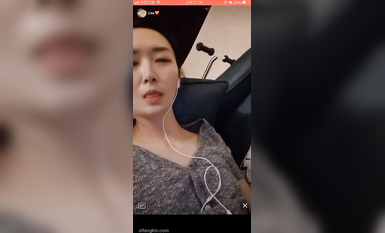 最新《瘋狂抖音》外篇之《抖音擦邊》眾女神直播中各種閃現走光刷邊 露毛露屁 凸點誘惑 (24)