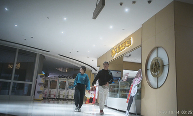 作死廁拍大神 商場美食層蹲守公共女衛連續偸拍多位小姐姐方便 (5)