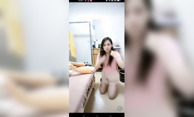 最新《瘋狂抖音》外篇之《抖音擦邊》眾女神直播中各種閃現走光刷邊 露毛露屁 凸點誘惑 (50)