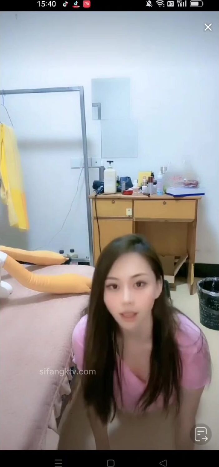 最新《瘋狂抖音》外篇之《抖音擦邊》眾女神直播中各種閃現走光刷邊 露毛露屁 凸點誘惑 (50)