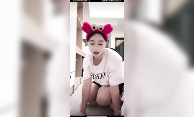 最新《瘋狂抖音》外篇之《抖音擦邊》眾女神直播中各種閃現走光刷邊 露毛露屁 凸點誘惑 (72)