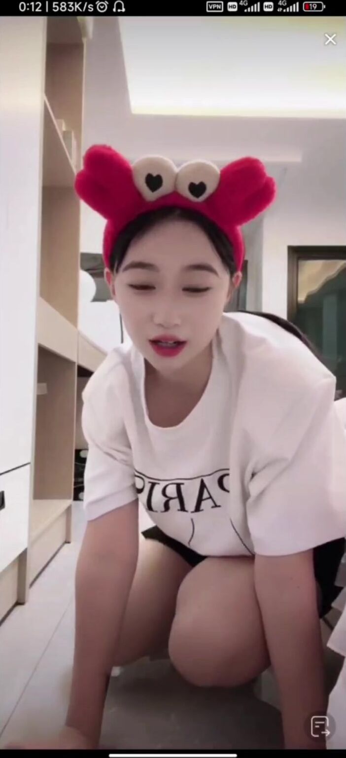 最新《瘋狂抖音》外篇之《抖音擦邊》眾女神直播中各種閃現走光刷邊 露毛露屁 凸點誘惑 (72)