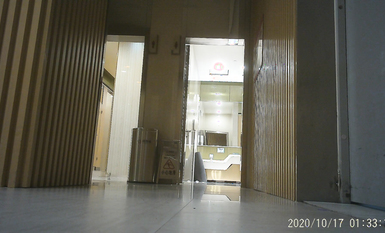 作死廁拍大神 商場美食層蹲守公共女衛連續偸拍多位小姐姐方便 (3)