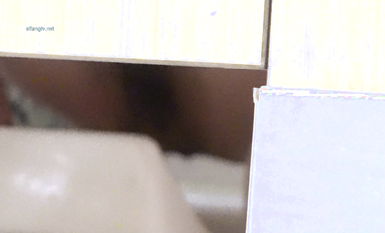 作死廁拍大神 商場美食層蹲守公共女衛連續偸拍多位小姐姐方便 (7)