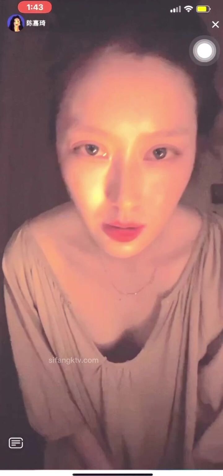 最新《瘋狂抖音》外篇之《抖音擦邊》眾女神直播中各種閃現走光刷邊 露毛露屁 凸點誘惑 (1)