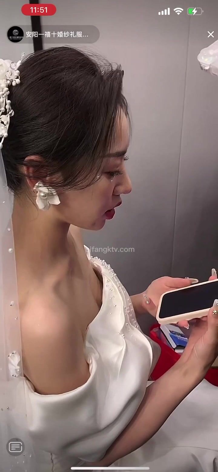 最新《瘋狂抖音》外篇之《抖音擦邊》眾女神直播中各種閃現走光刷邊 露毛露屁 凸點誘惑 (75)