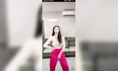 最新《瘋狂抖音》外篇之《抖音擦邊》眾女神直播中各種閃現走光刷邊 露毛露屁 凸點誘惑 (26)