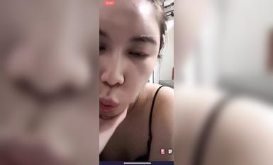 最新《瘋狂抖音》外篇之《抖音擦邊》眾女神直播中各種閃現走光刷邊 露毛露屁 凸點誘惑 (115)