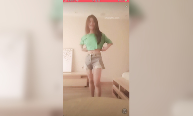 最新《瘋狂抖音》外篇之《抖音擦邊》眾女神直播中各種閃現走光刷邊 露毛露屁 凸點誘惑 (17)