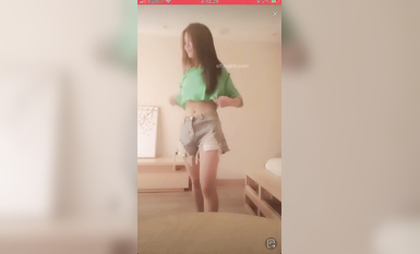 最新《瘋狂抖音》外篇之《抖音擦邊》眾女神直播中各種閃現走光刷邊 露毛露屁 凸點誘惑 (17)