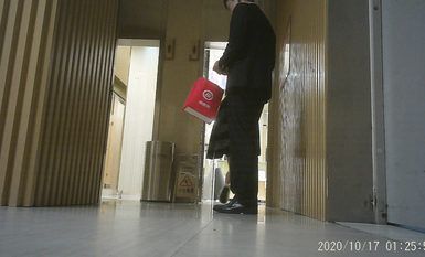 作死廁拍大神 商場美食層蹲守公共女衛連續偸拍多位小姐姐方便 (4)