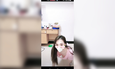 最新《瘋狂抖音》外篇之《抖音擦邊》眾女神直播中各種閃現走光刷邊 露毛露屁 凸點誘惑 (86)