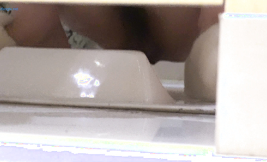 作死廁拍大神 商場美食層蹲守公共女衛連續偸拍多位小姐姐方便 (4)