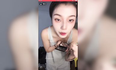 最新《瘋狂抖音》外篇之《抖音擦邊》眾女神直播中各種閃現走光刷邊 露毛露屁 凸點誘惑 (121)