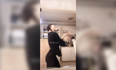 最新《瘋狂抖音》外篇之《抖音擦邊》眾女神直播中各種閃現走光刷邊 露毛露屁 凸點誘惑 (53)