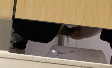 作死廁拍大神 商場美食層蹲守公共女衛連續偸拍多位小姐姐方便 (9)