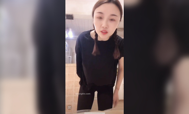 最新《瘋狂抖音》外篇之《抖音擦邊》眾女神直播中各種閃現走光刷邊 露毛露屁 凸點誘惑 (60)