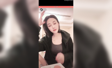 最新《瘋狂抖音》外篇之《抖音擦邊》眾女神直播中各種閃現走光刷邊 露毛露屁 凸點誘惑 (55)