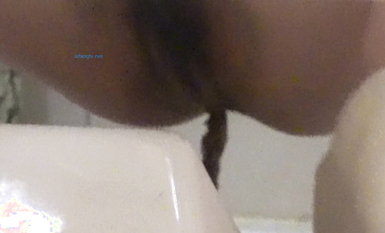 作死廁拍大神 商場美食層蹲守公共女衛連續偸拍多位小姐姐方便 (11)