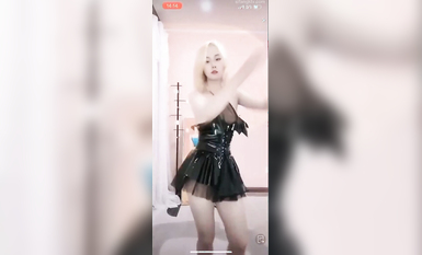 最新《瘋狂抖音》外篇之《抖音擦邊》眾女神直播中各種閃現走光刷邊 露毛露屁 凸點誘惑 (71)