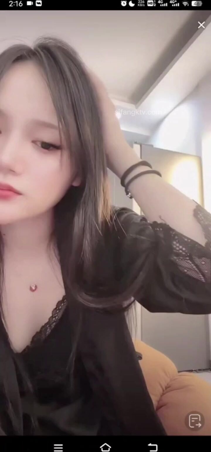 最新《瘋狂抖音》外篇之《抖音擦邊》眾女神直播中各種閃現走光刷邊 露毛露屁 凸點誘惑 (14)