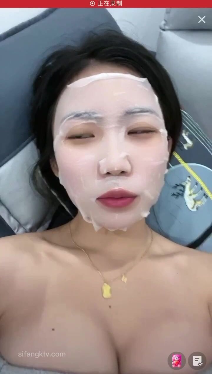 最新《瘋狂抖音》外篇之《抖音擦邊》眾女神直播中各種閃現走光刷邊 露毛露屁 凸點誘惑 (101)