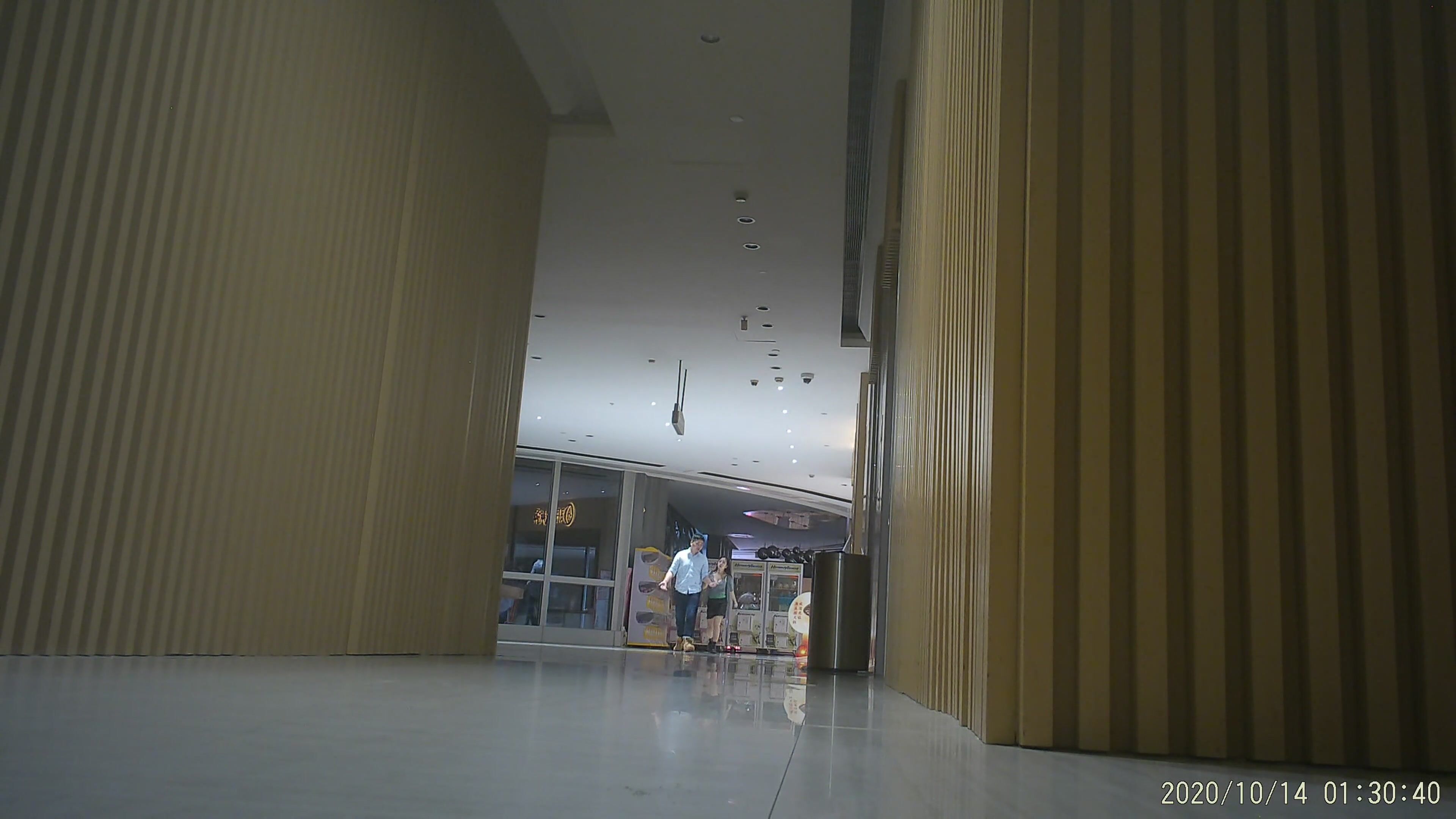 作死廁拍大神 商場美食層蹲守公共女衛連續偸拍多位小姐姐方便 (2)