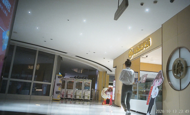 作死廁拍大神 商場美食層蹲守公共女衛連續偸拍多位小姐姐方便 (8)