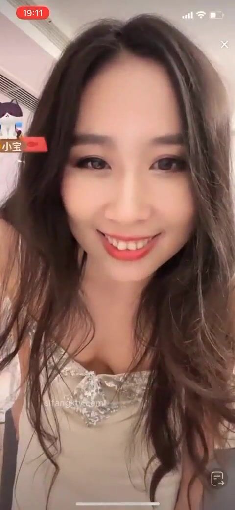 最新《瘋狂抖音》外篇之《抖音擦邊》眾女神直播中各種閃現走光刷邊 露毛露屁 凸點誘惑 (73)