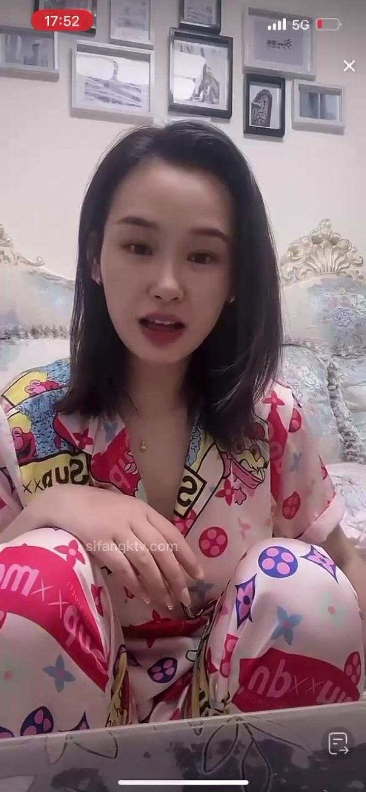 最新《瘋狂抖音》外篇之《抖音擦邊》眾女神直播中各種閃現走光刷邊 露毛露屁 凸點誘惑 (67)