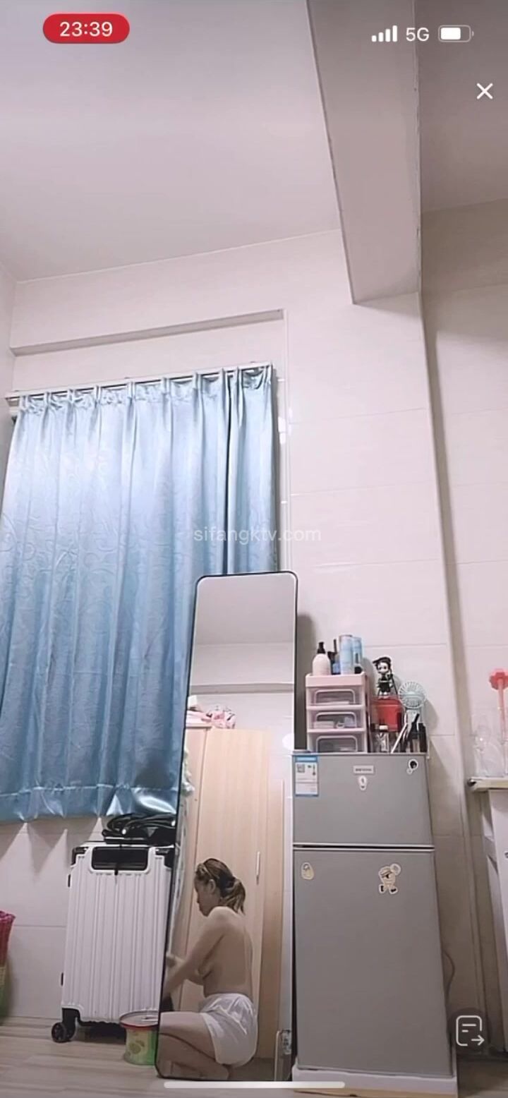 最新《瘋狂抖音》外篇之《抖音擦邊》眾女神直播中各種閃現走光刷邊 露毛露屁 凸點誘惑 (135)