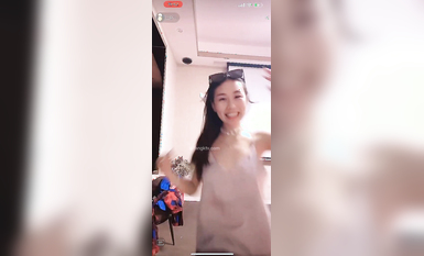 最新《瘋狂抖音》外篇之《抖音擦邊》眾女神直播中各種閃現走光刷邊 露毛露屁 凸點誘惑 (93)