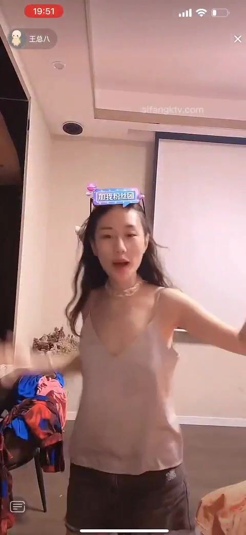 最新《瘋狂抖音》外篇之《抖音擦邊》眾女神直播中各種閃現走光刷邊 露毛露屁 凸點誘惑 (93)