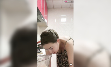 最新《瘋狂抖音》外篇之《抖音擦邊》眾女神直播中各種閃現走光刷邊 露毛露屁 凸點誘惑 (154)