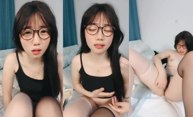 黑白絲露臉極品學妹的誘惑，羞澀中帶著一點淫盪看起來還很騷，揉奶玩逼跳彈摩擦陰蒂，浪叫呻吟不止精彩刺激