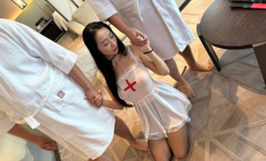 極品空姐滿身大漢，被各種調教玩弄，粉潤蝴蝶穴掰開特寫，道具速插下體，淫叫不斷 (2)